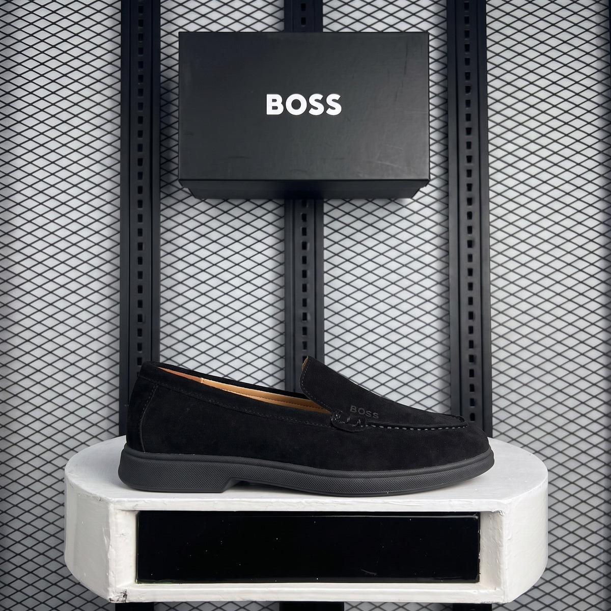 Slip-on driving silhouette in black brushed leather