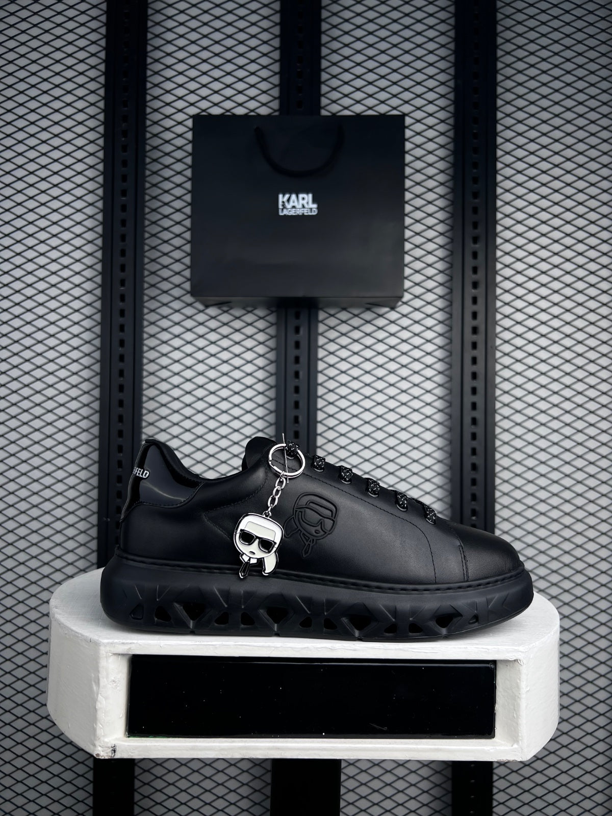 Cutout thick-sole leather low-top with patent heel
