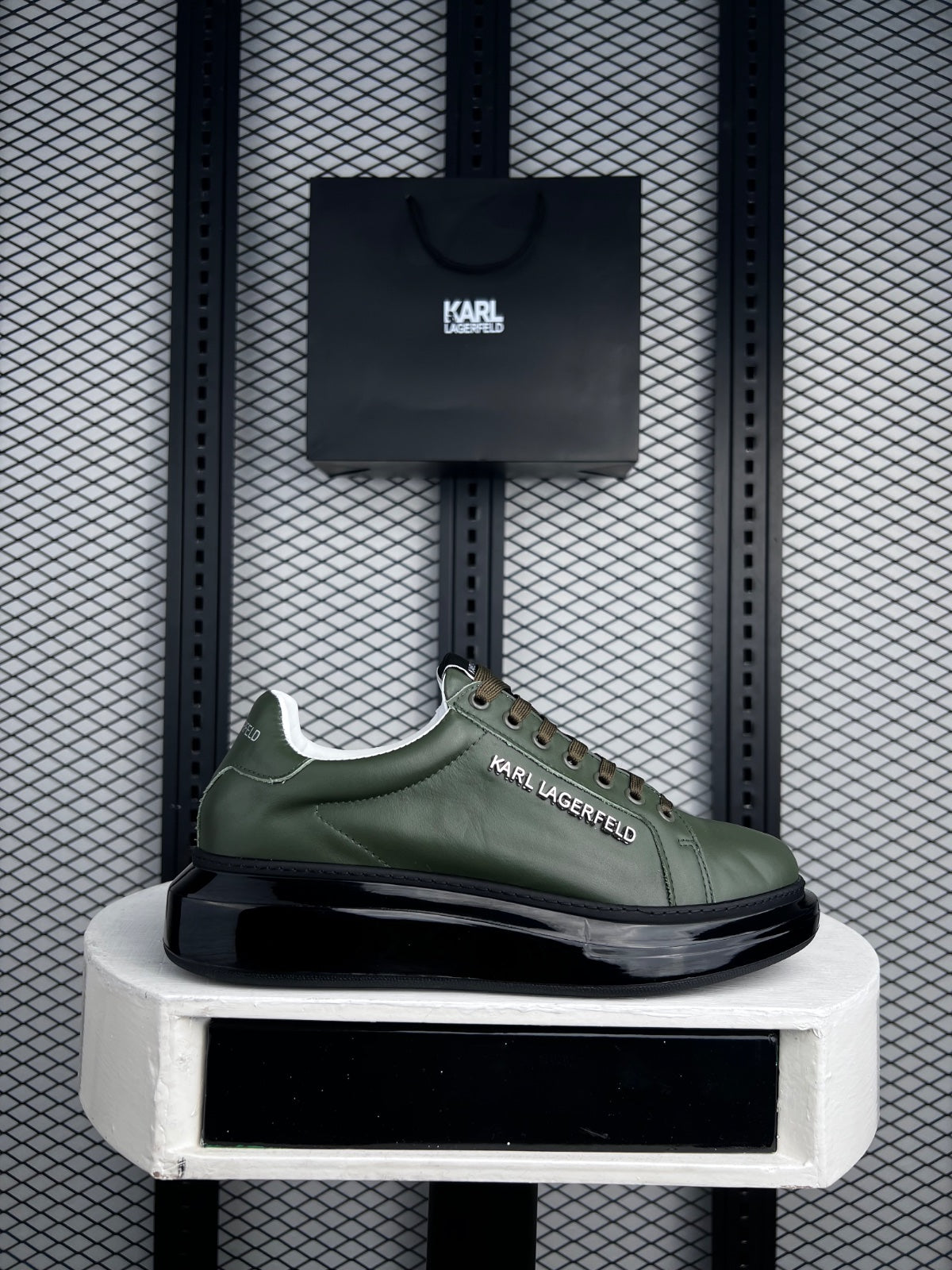 Smooth leather platform sneaker in olive and glossy black