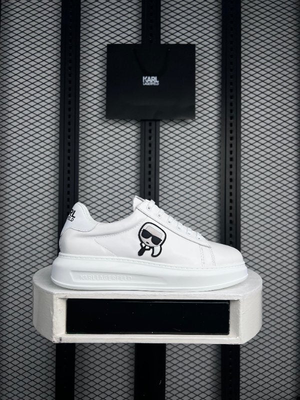Platform low-top trainer in white with character patch