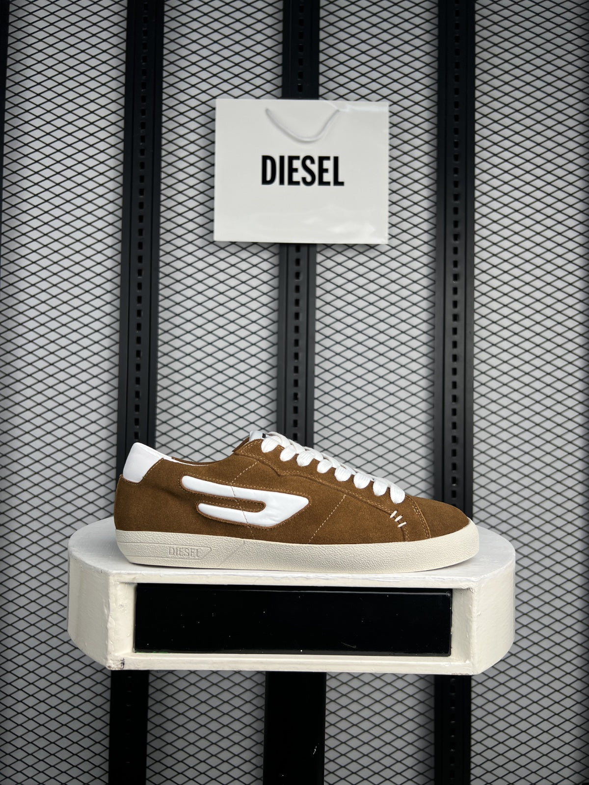 Brushed leather low-top in tan and white