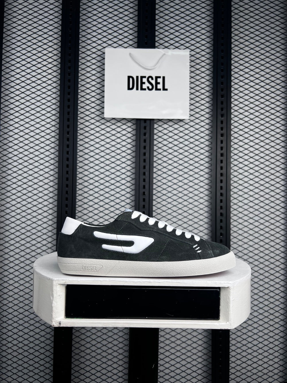 Contrast side emblem low-top in forest green