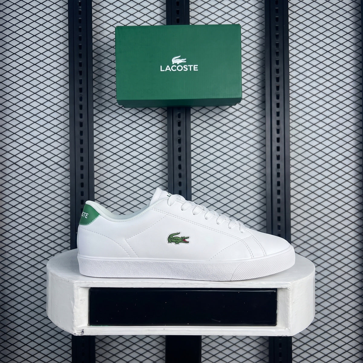 Leather low-top in white and green on a vulcanised sole