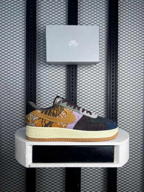 Low-top sneaker