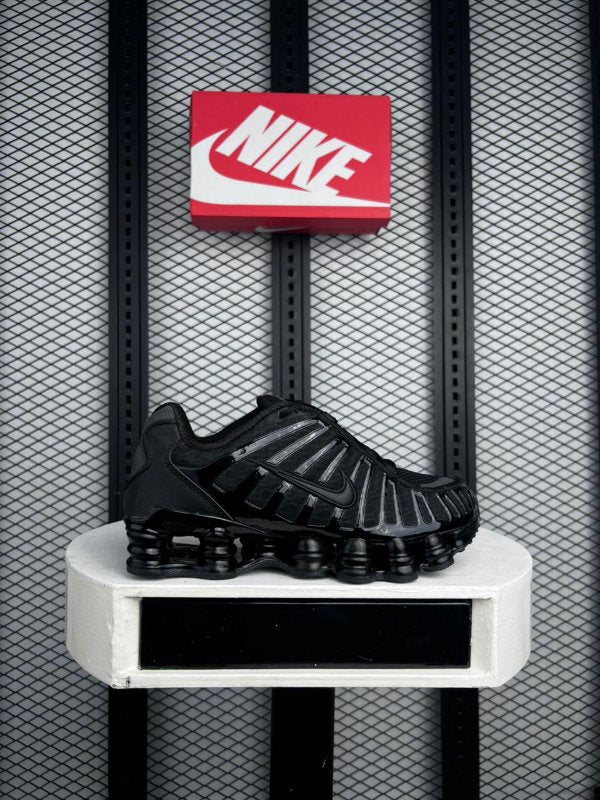 Glossy textile runner in black on a cushioned sole with a technical finish