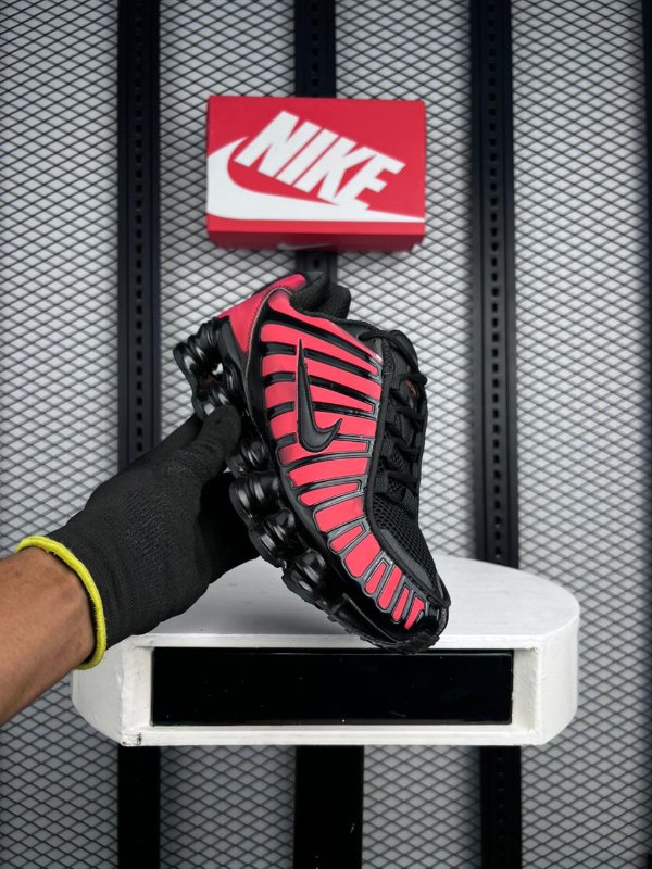 Glossy coated runner in black and red