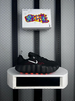 Perforated knit runner in black