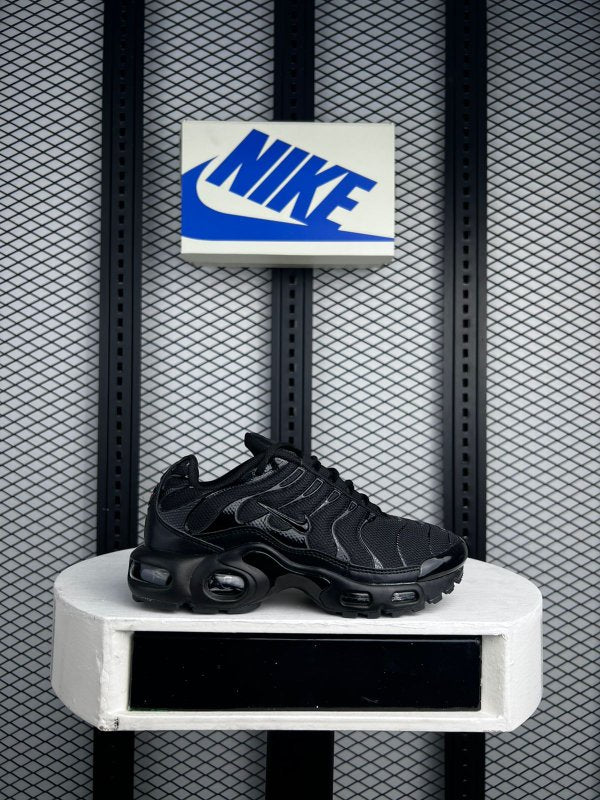 Glossy textile runner in black on a cushioned sole with a running finish