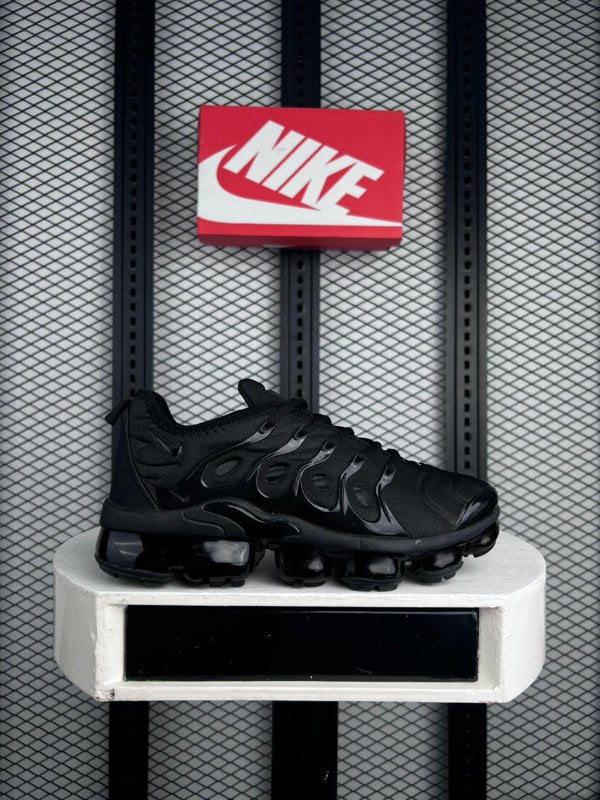 Caged-overlay pod-soled runner in triple black