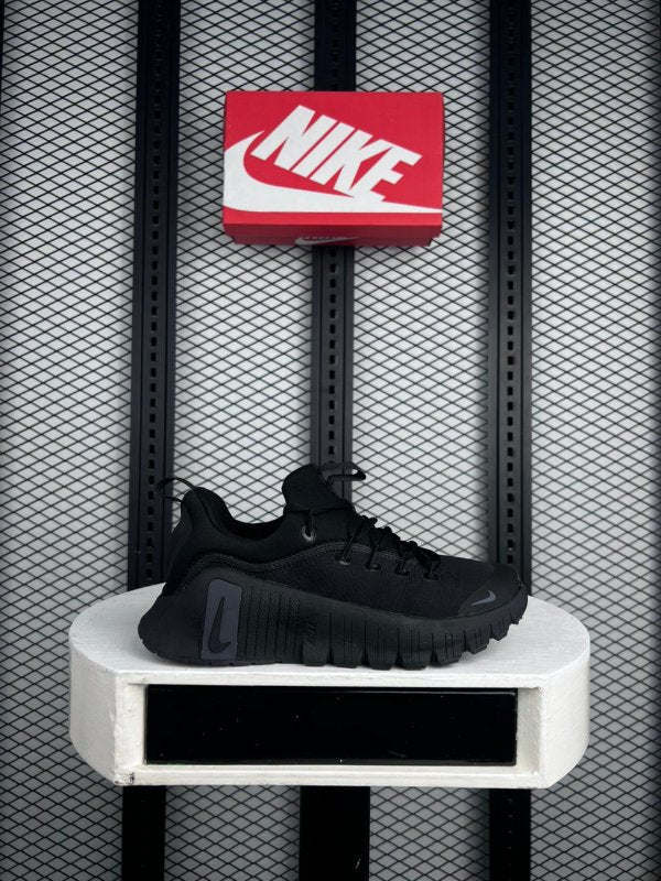 Breathable mesh training shoe in triple black