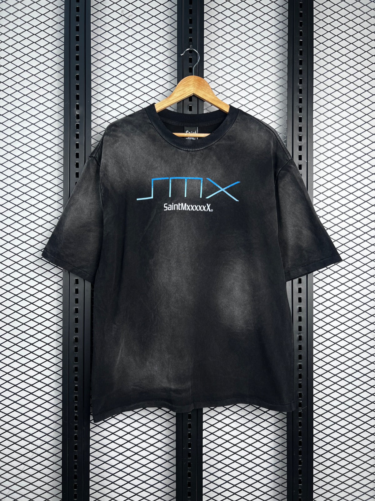 Washed cotton crewneck with gradient chest typography
