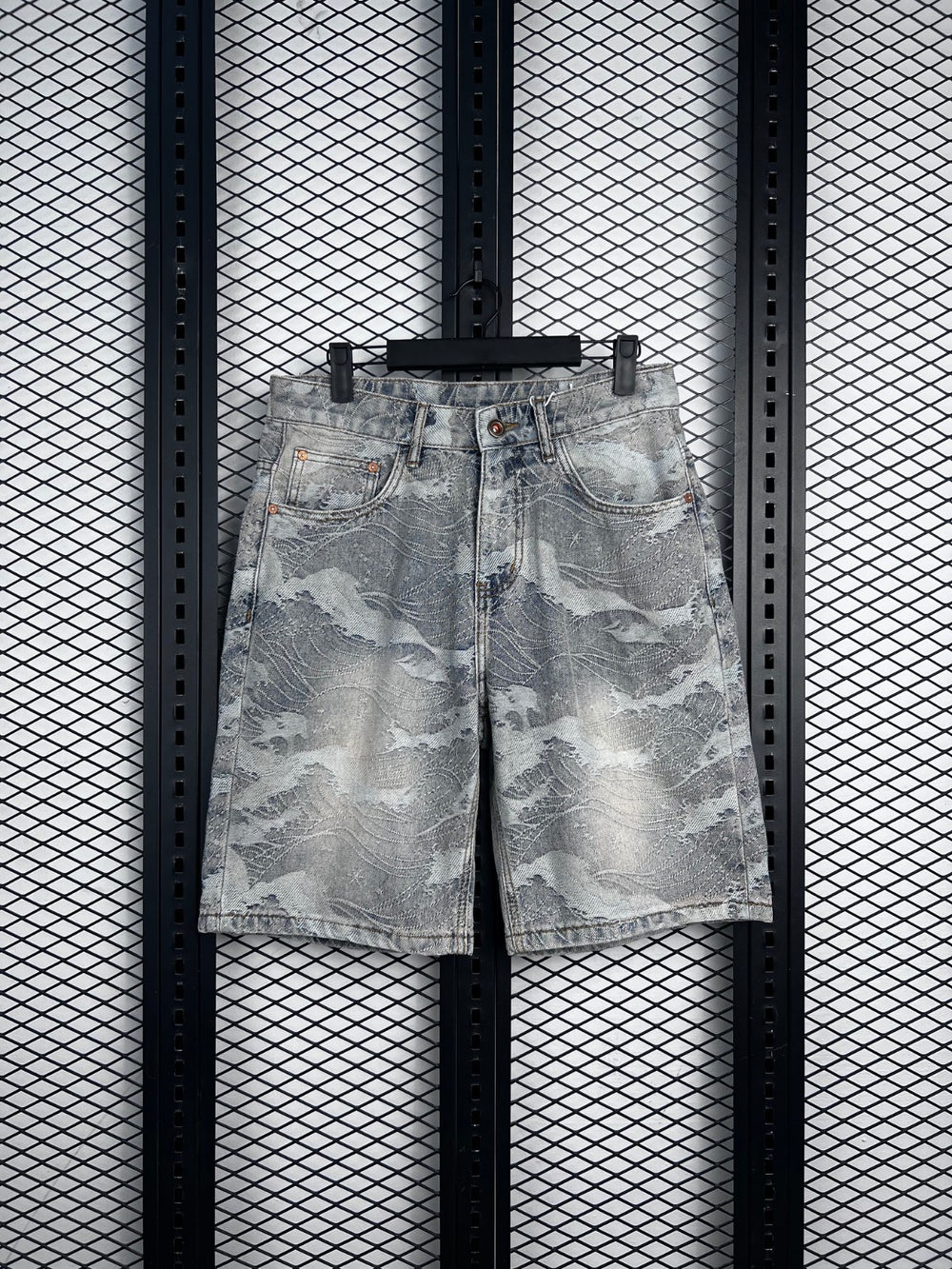 Five-pocket jacquard denim shorts in wave pattern