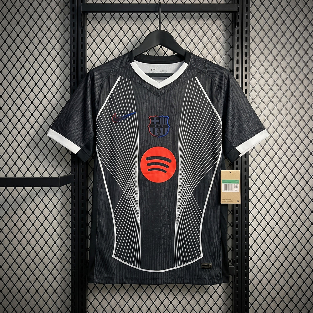 Short-sleeve soccer jersey in black with geometric lines