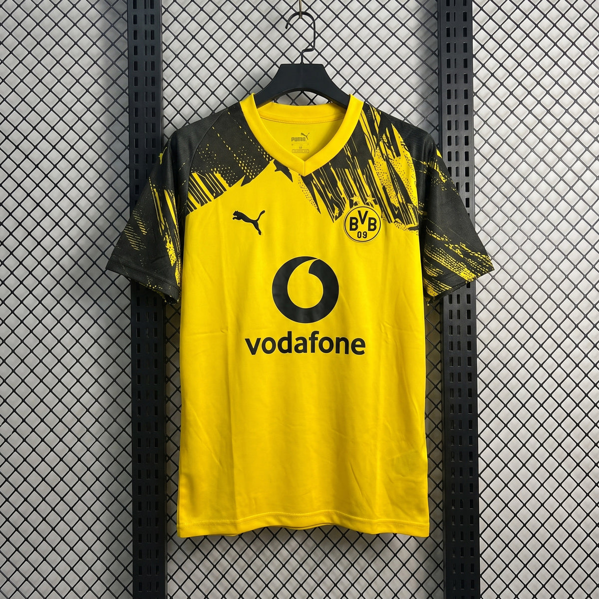 Brushstroke-print athletic V-neck jersey in yellow and black