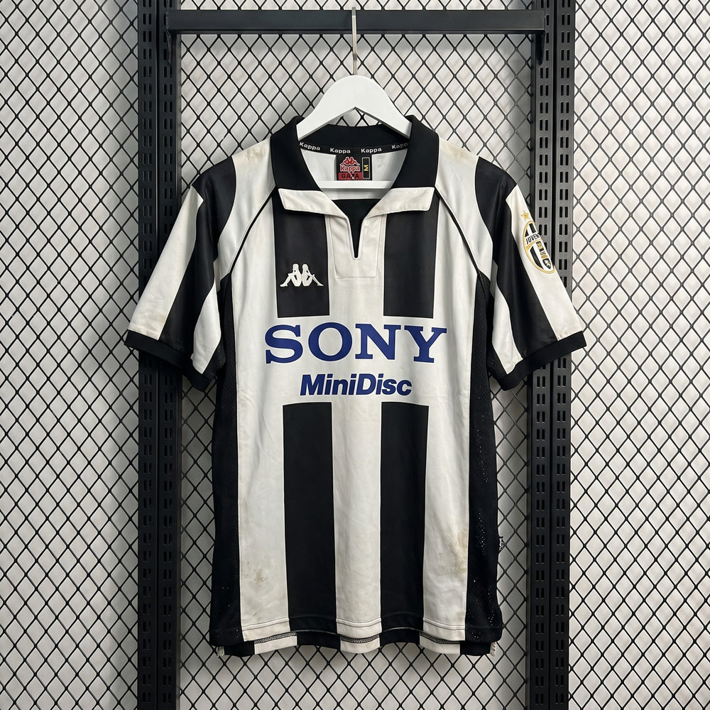 V-neck striped football shirt with contrast collar