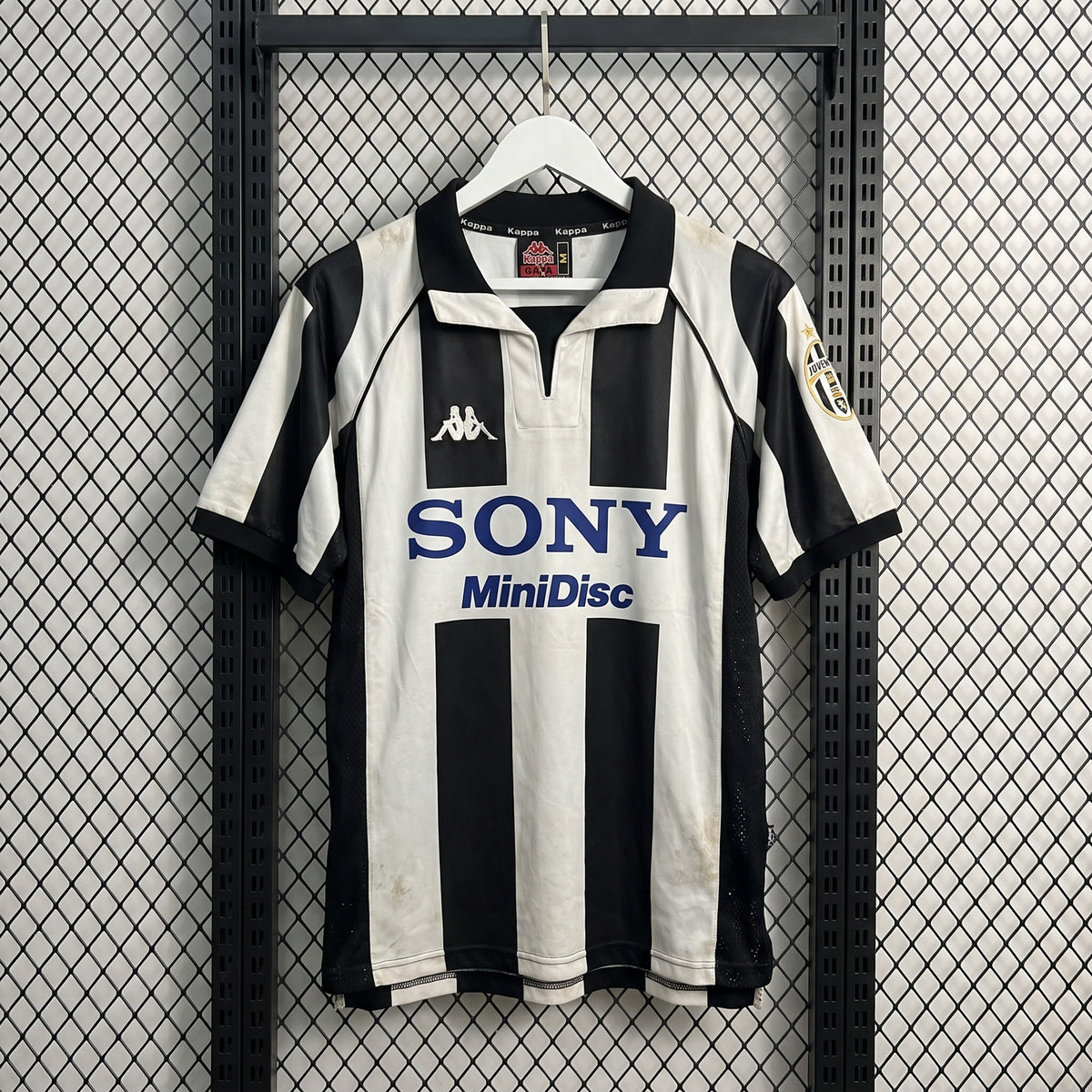 V-neck striped football shirt with contrast collar