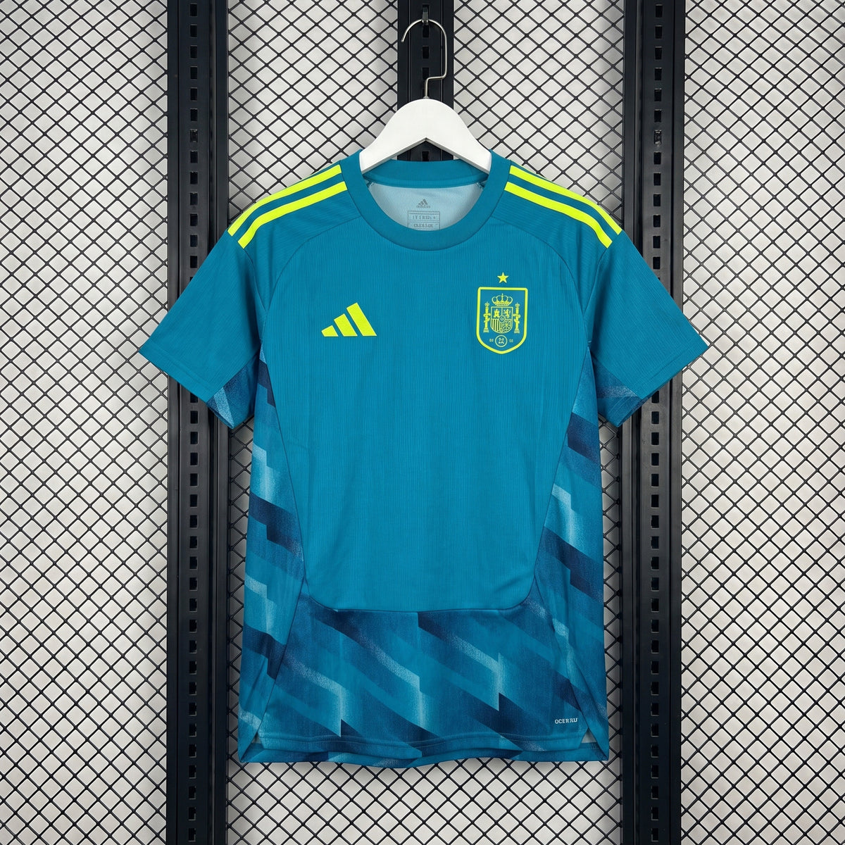 Short-sleeve training top in turquoise with geometric hem