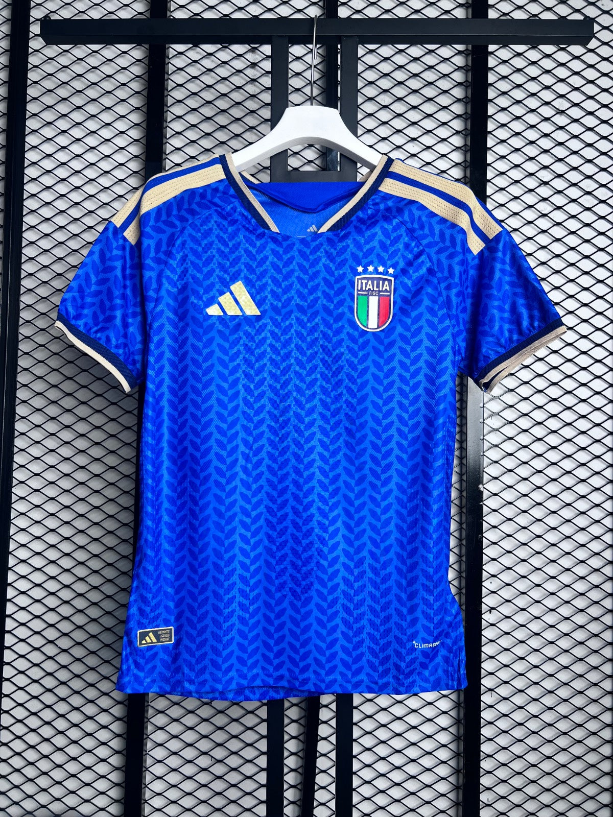 Jacquard textured blue short-sleeve jersey with gold accents