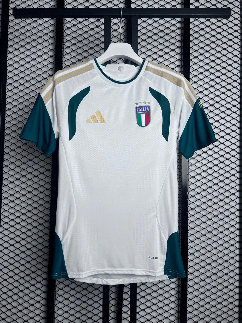 Polyester short-sleeve jersey in white with gold stripes