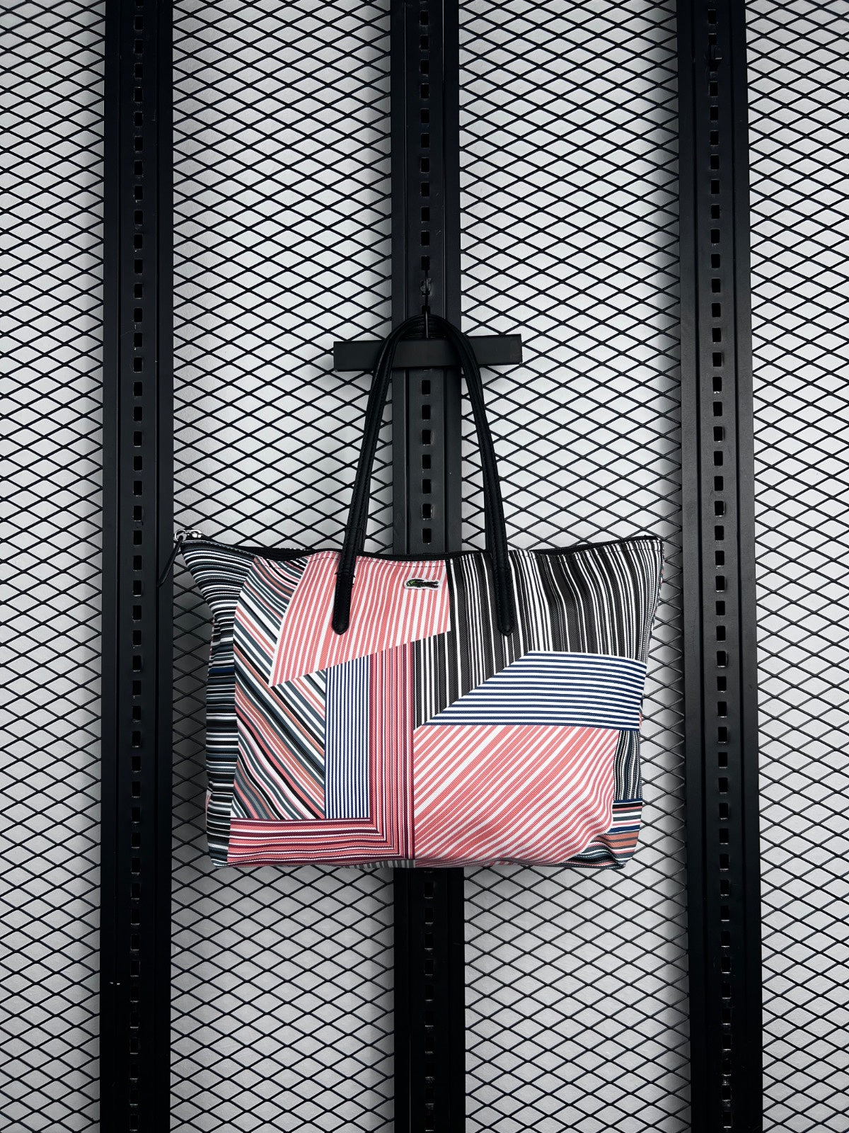 Tote bag silhouette in multi-directional stripe print