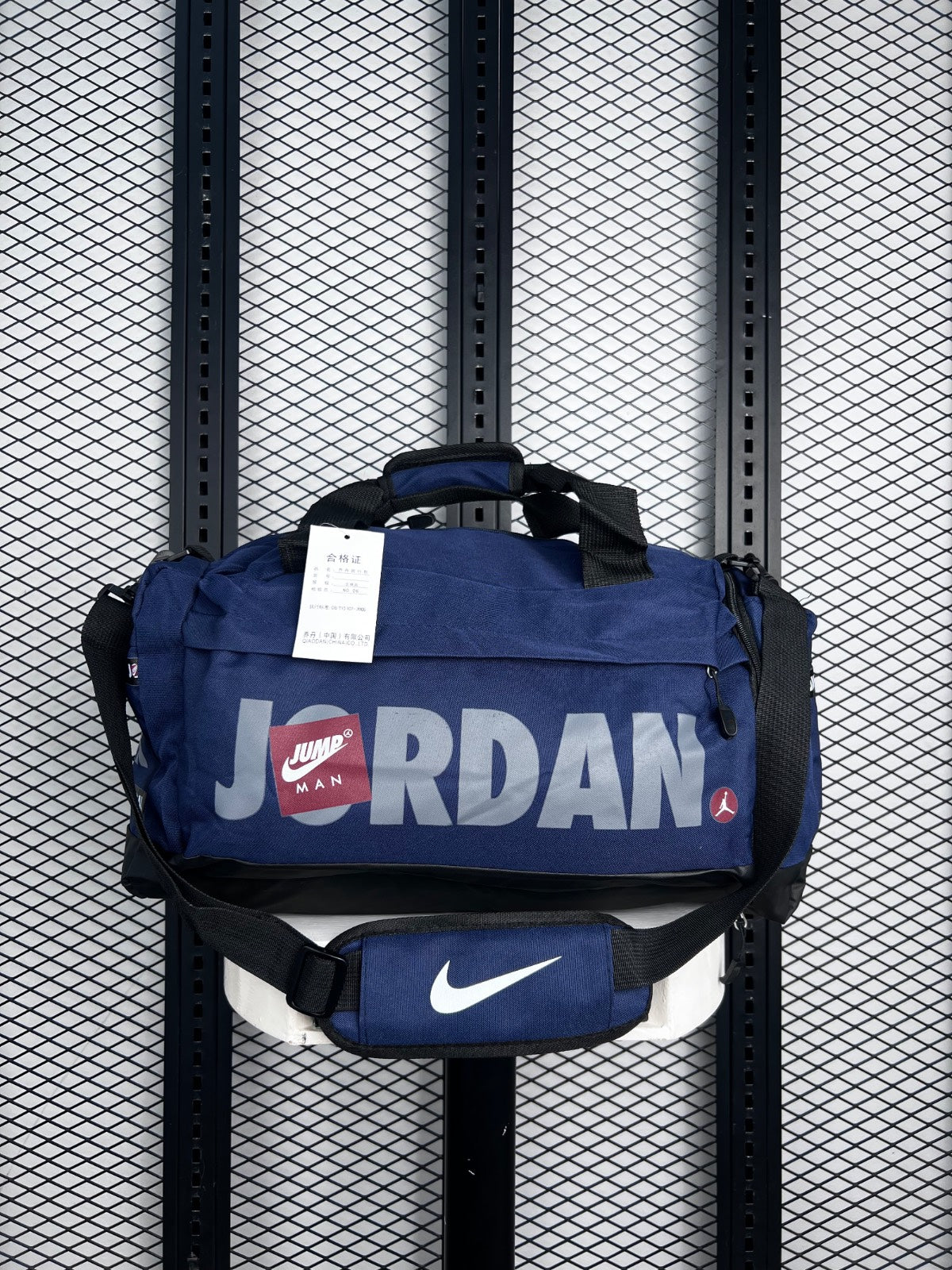 Duffle holdall silhouette in navy with black base