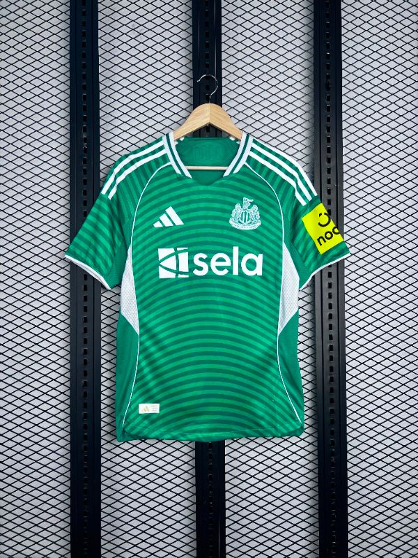 Curved-stripe goalkeeper jersey in green with mesh inserts