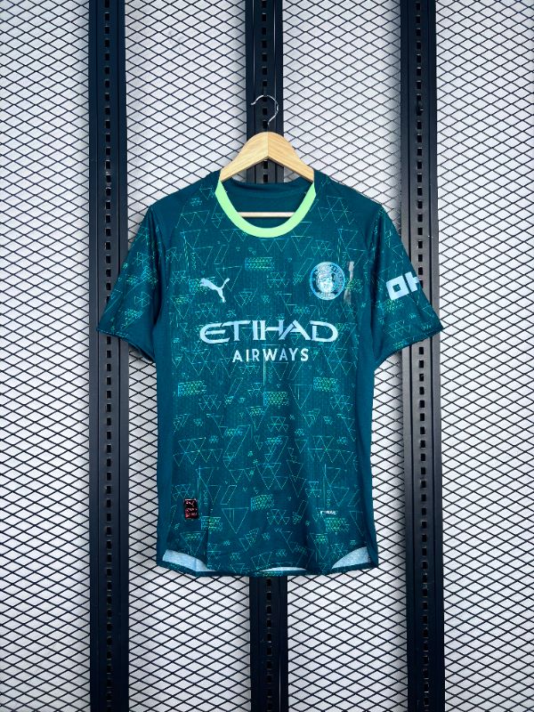 Geometric triangle-print football jersey in dark green