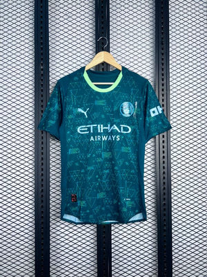 Geometric triangle-print football jersey in dark green