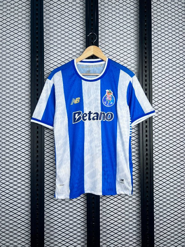 V-neck short-sleeve silhouette in vertical blue and white stripes