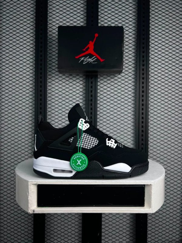Sneaker black end white cut
