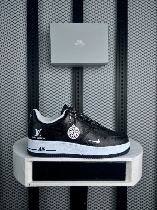 Sneaker black end white
