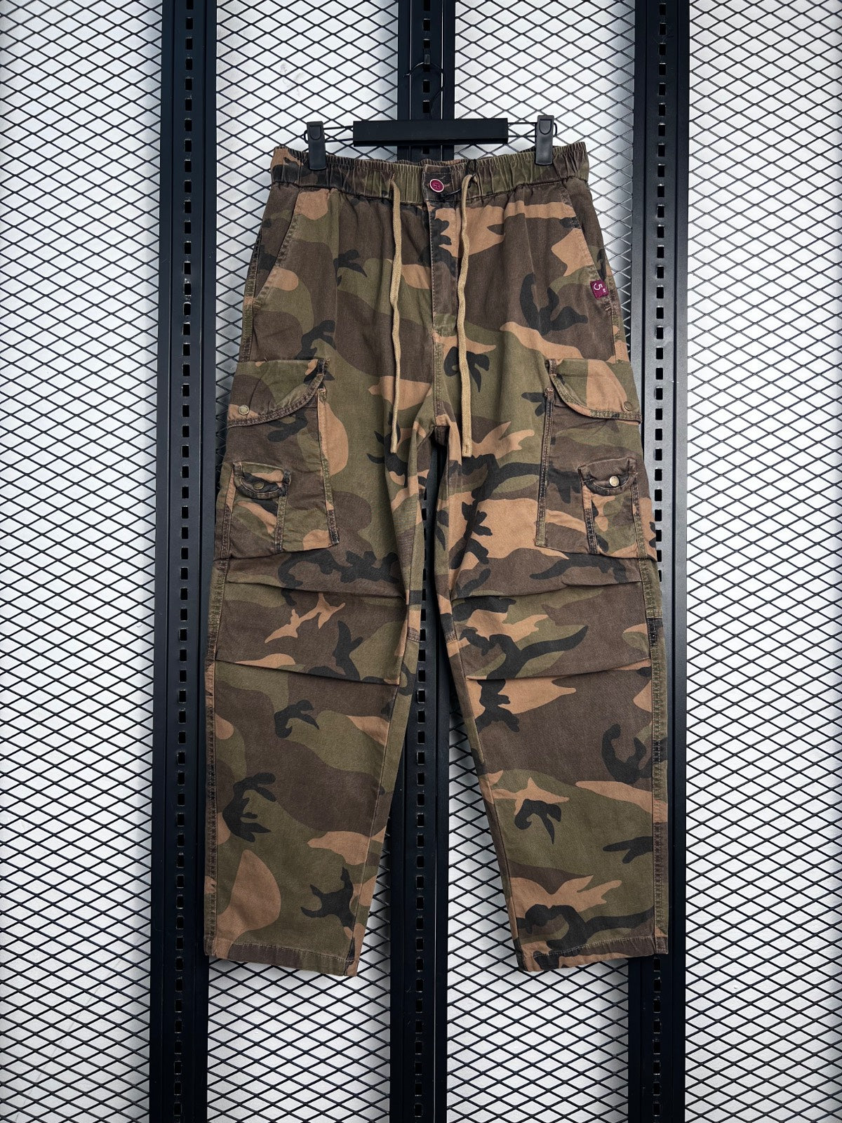 Flap-pocket woodland camouflage drawstring cargo trousers