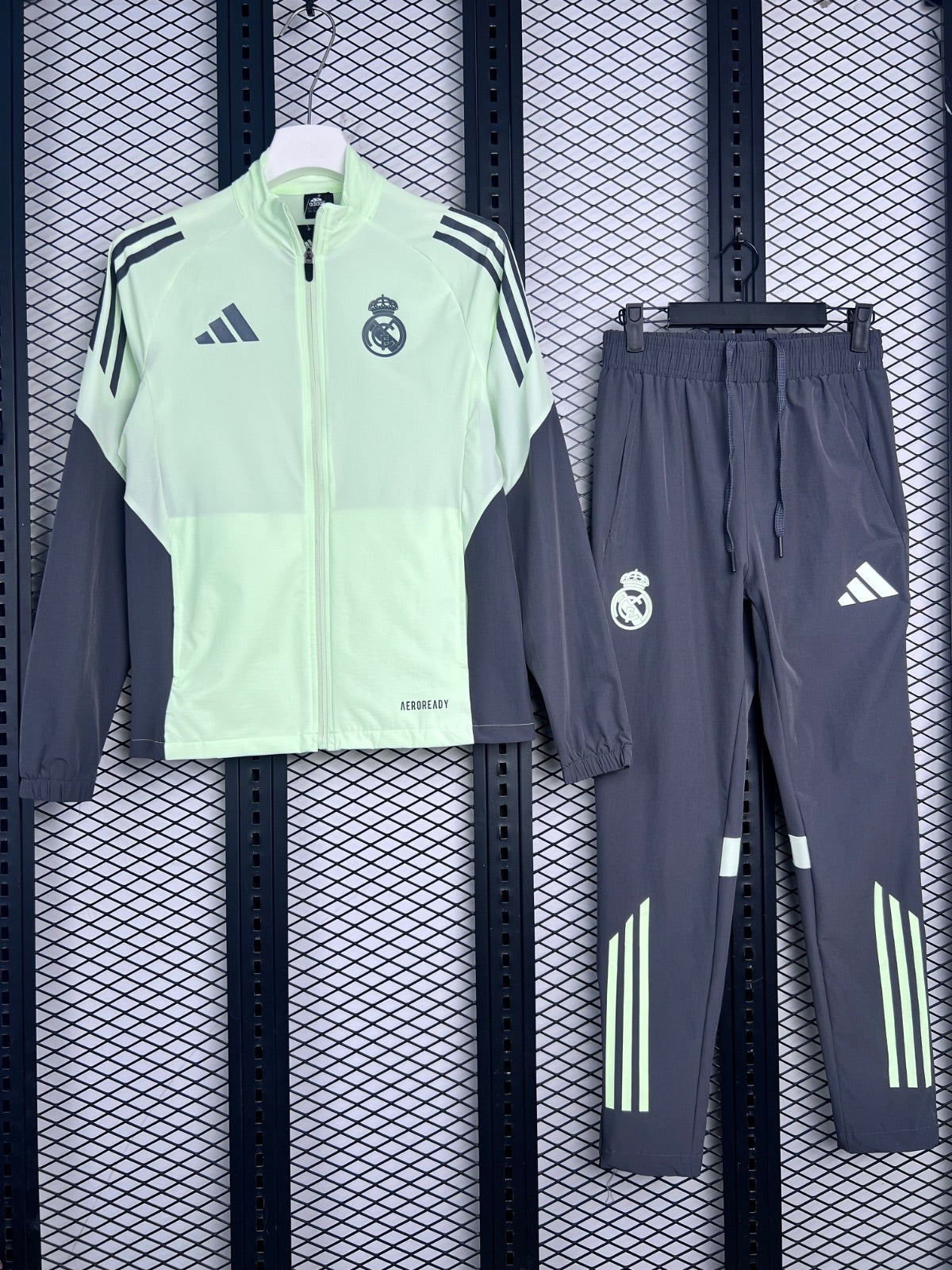 Matte lightweight windbreaker with dark grey colour-blocked underarms