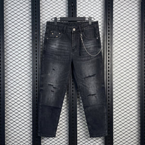 Acid-wash distressed cropped jeans with pocket chain