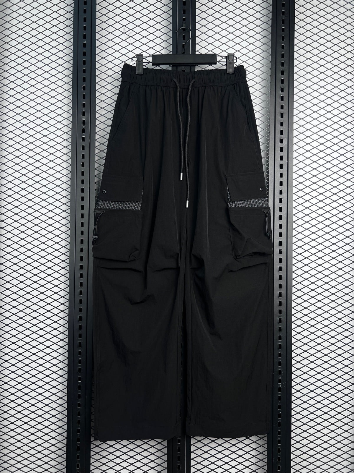 Wide-leg cargo pants with mesh flap detail