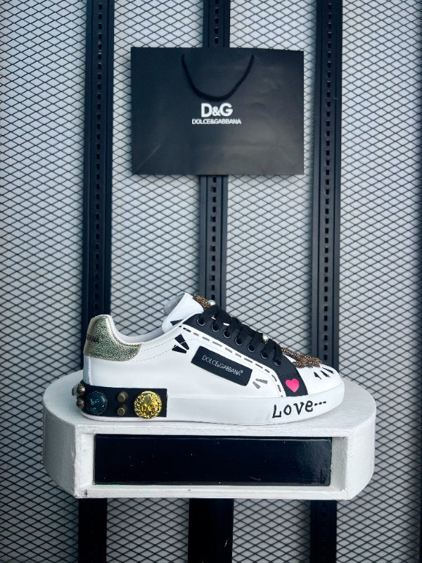 Colour-block leather low-top in white and black with a luxury finish