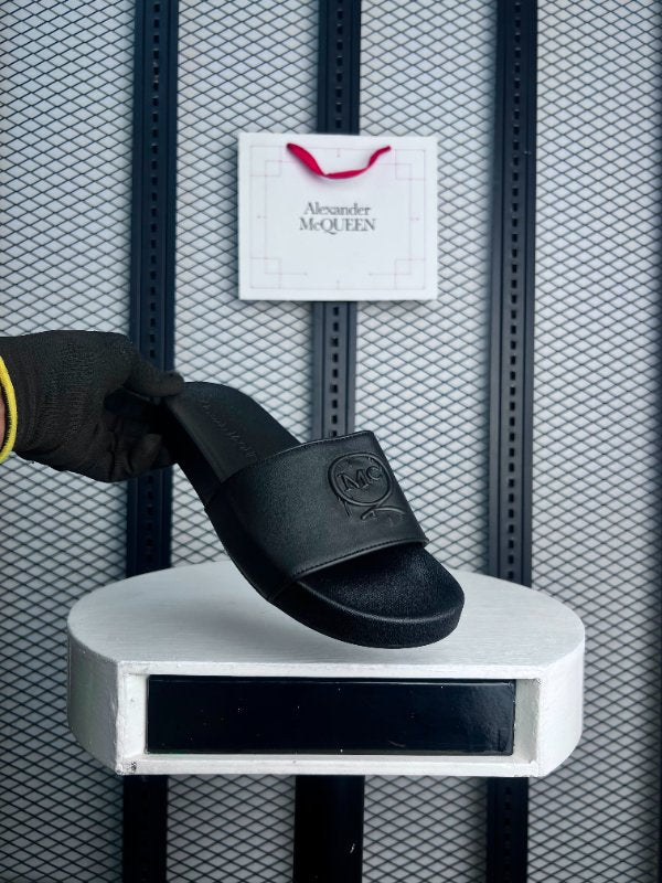 Matte rubber slide in black on a platform sole