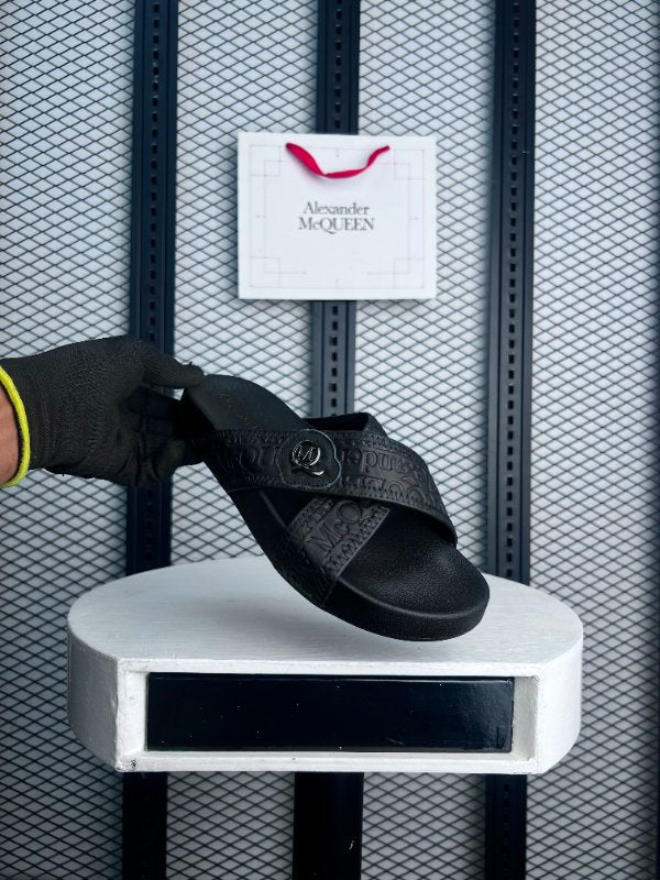 Textured leather slide in black