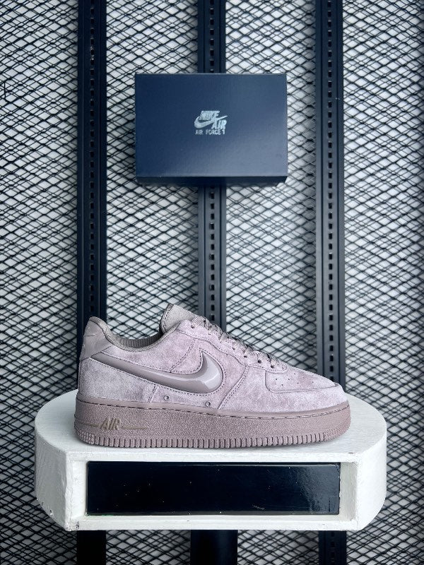 Low-top court silhouette in monochrome mauve brushed leather