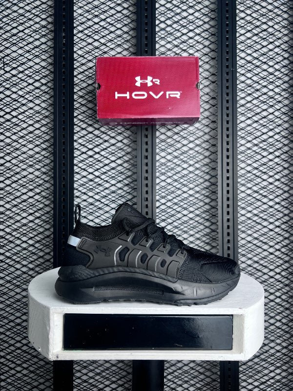 Moulded cage knit runner in all black