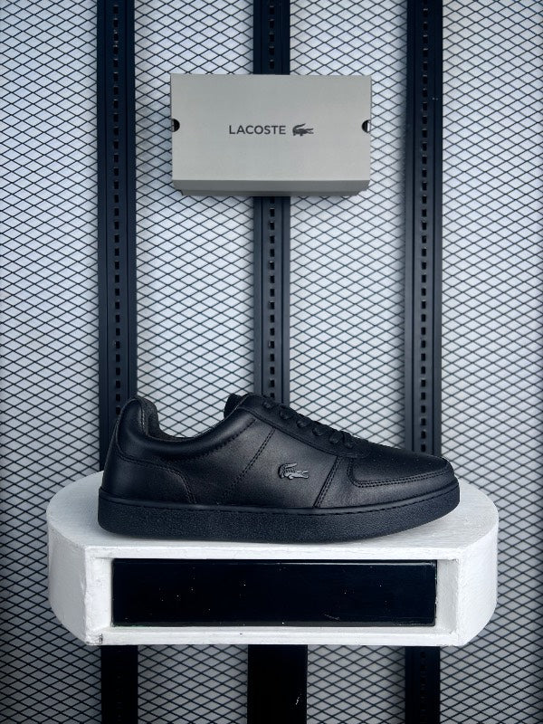 Sneaker full black with metal logo