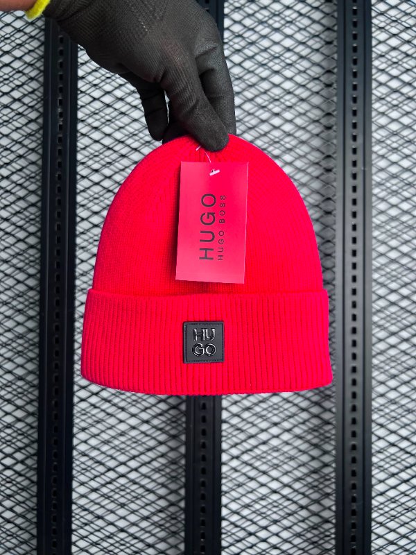 Ribbed beanie in red Black-badge