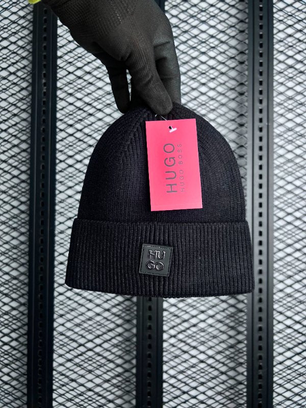 Raised-badge ribbed knit beanie