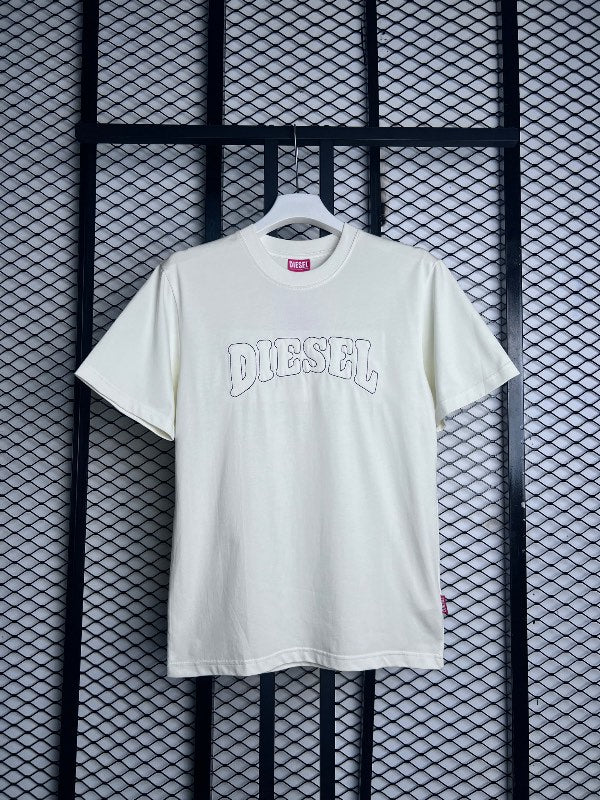Short-sleeve crewneck tee with arched chest lettering