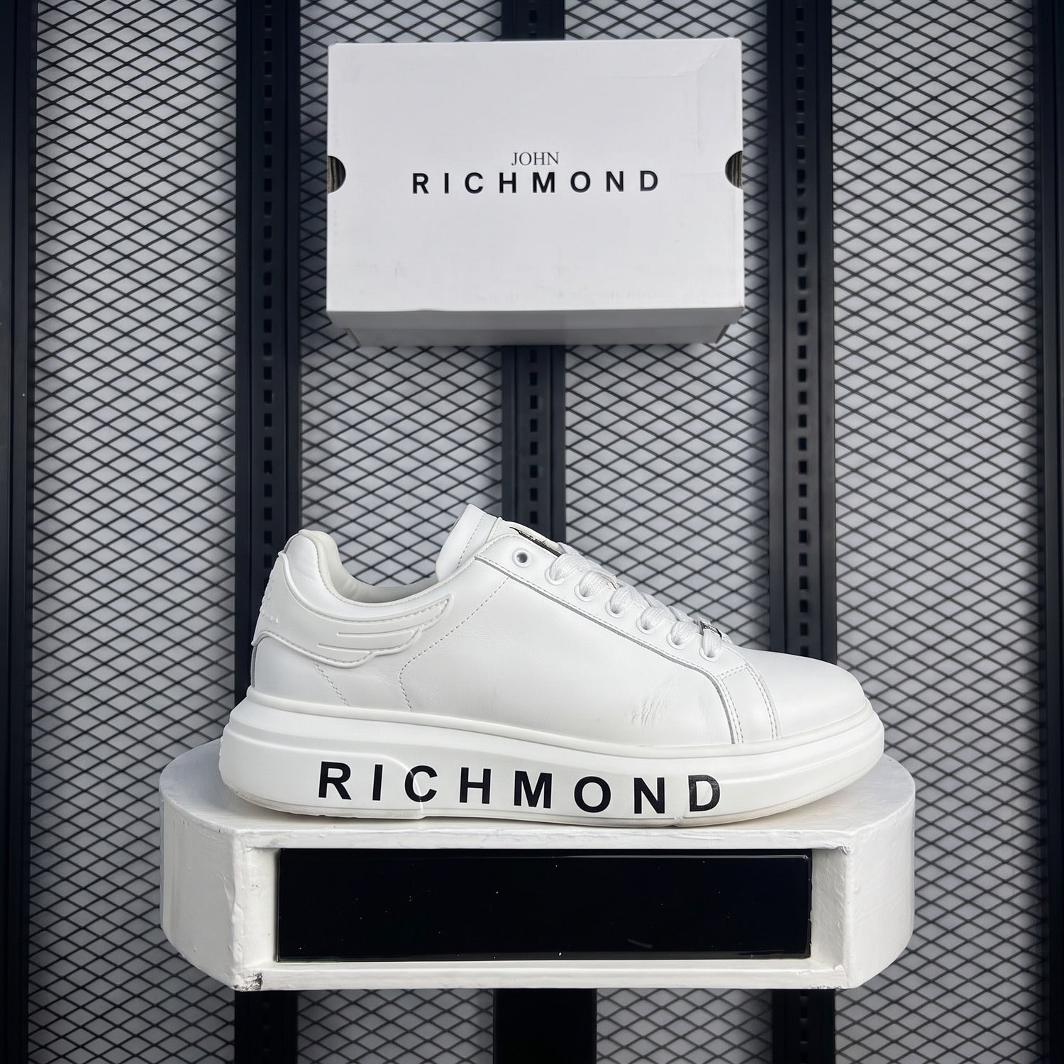 Wing-embossed heel leather platform sneaker in white