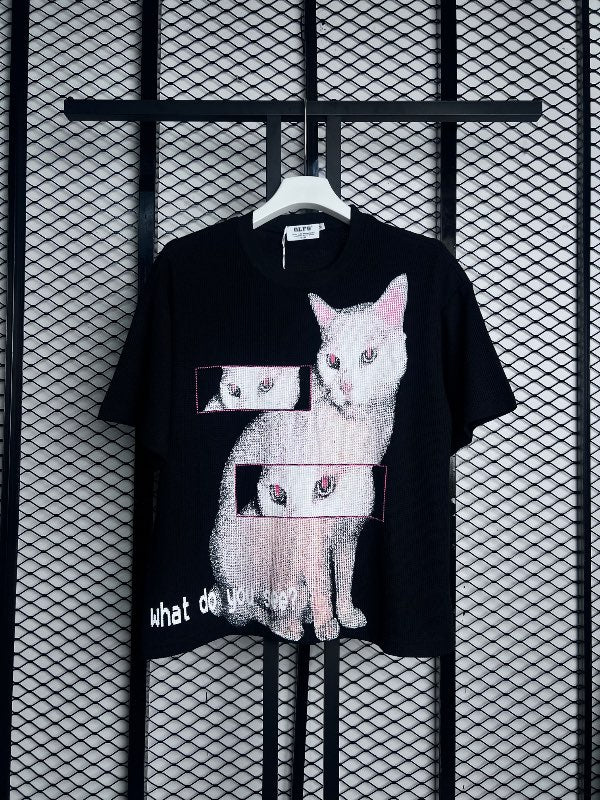 Red contrast-stitched patch graphic tee in textured black