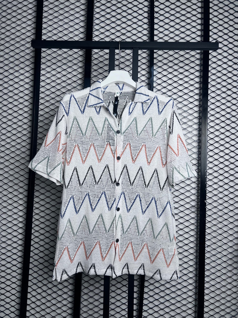 Dark-button open-knit shirt with chevron stripes