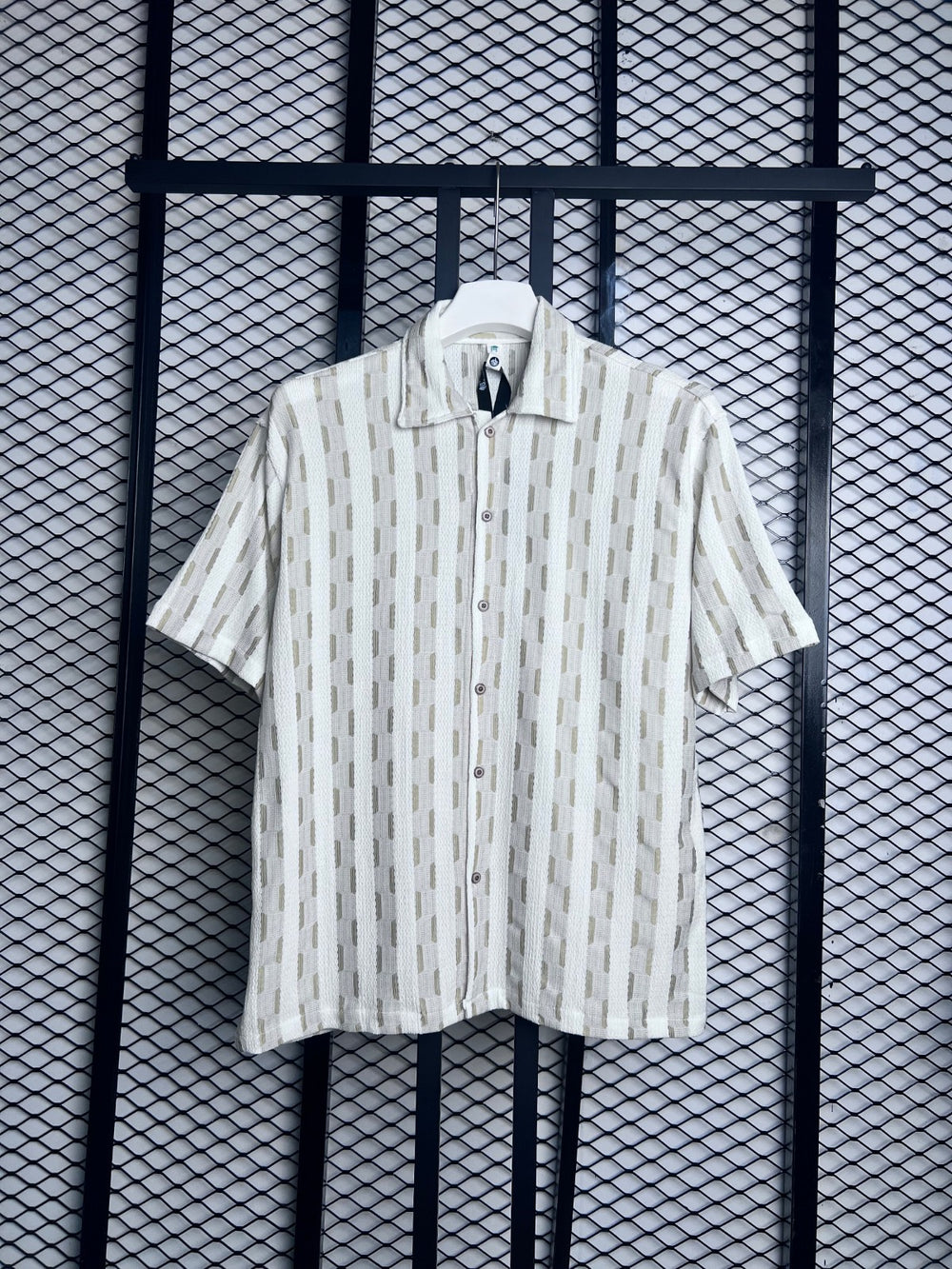 Textured seersucker short-sleeve shirt in cream and tan