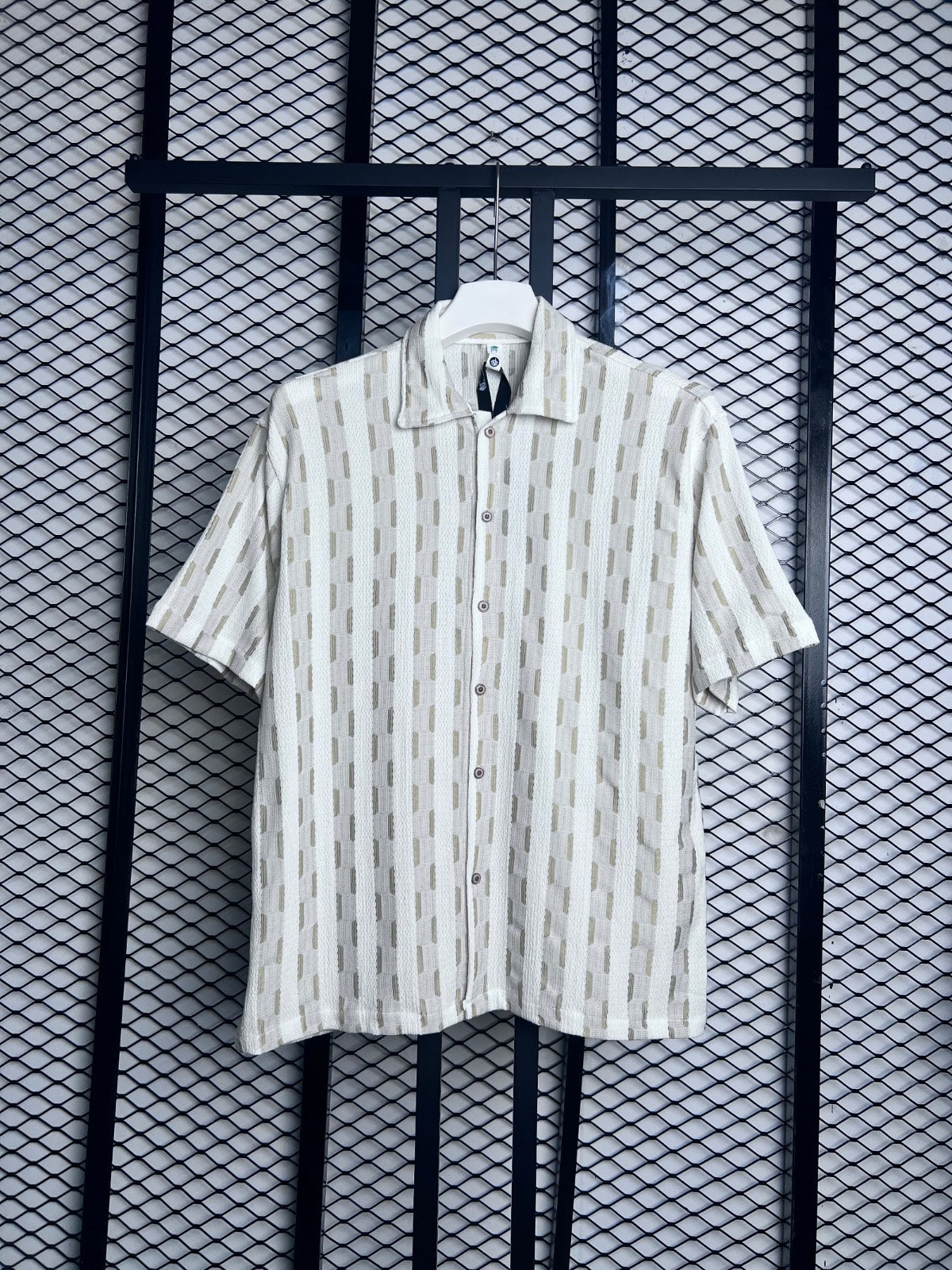 Textured seersucker short-sleeve shirt in cream and tan