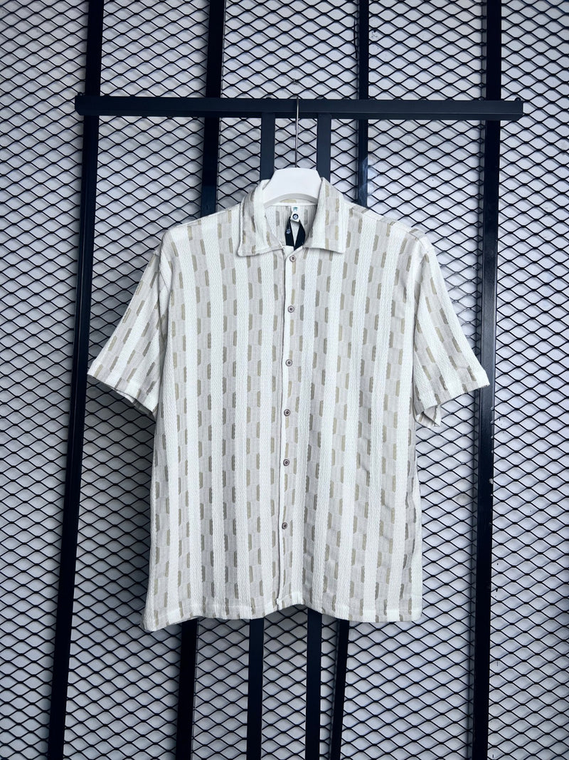 Textured seersucker short-sleeve shirt in cream and tan